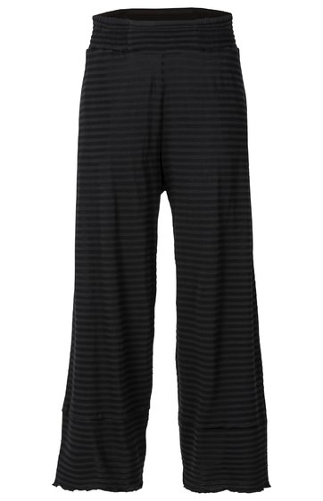Schwarze, weit geschnittene Hose mit horizontalen feinen Streifen, elastischer Bund, geschnittene Beinenden