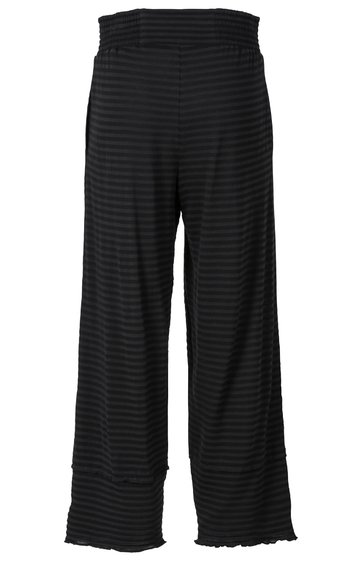 Schwarze Hose mit horizontalen, dünnen Streifen in dunklem Grau, gerade geschnitten, mit Gummibund, Saum mit Rüschensaum