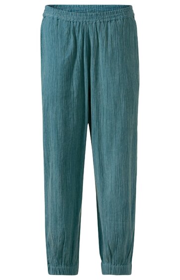 Locker geschnittene lange Hose in bläulichem Türkis, durchgehende feine vertikale Struktur, elastischer Bund, elastische Bündchen am Beinabschluss