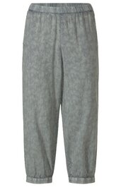 Locker geschnittene hellgraue Stoffhose mit elastischem Bund und elastischen Bündchen, durchgehend unifarben mit feiner melierter Struktur, 3/4-lange Beine ohne sichtbare Taschen oder Nähte