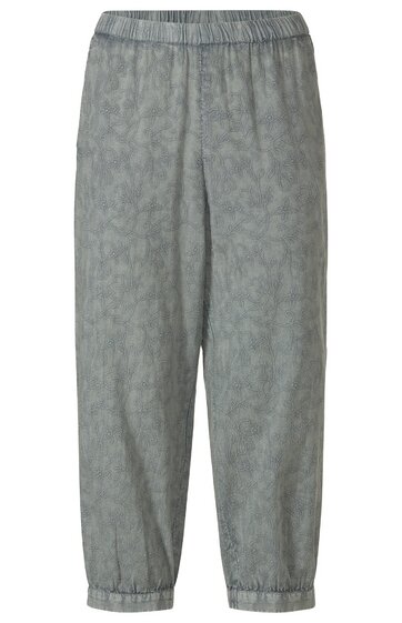 Locker geschnittene hellgraue Stoffhose mit elastischem Bund und elastischen Bündchen, durchgehend unifarben mit feiner melierter Struktur, 3/4-lange Beine ohne sichtbare Taschen oder Nähte