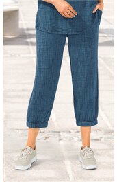 Blaue Damenhose mit feinem Karomuster, gerade geschnitten, elastischer Bund, umgeschlagene Beinabschlüsse, getragen von stehender Person, kombiniert mit grauen Sportschuhen