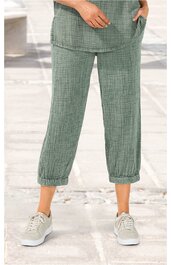 Grüne Hose mit Karomuster, locker sitzend, gesmokter Bund und Saum, getragen von stehender Person, seitliche Taschen