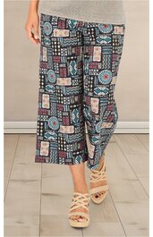 Weite Damenhose in Dunkelblau mit buntem geometrischem Muster, hoher Bund, knöchellang, getragen von stehender Person, locker fallend