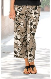 Beige Hose mit großflächigem weißen und schwarzen Blumenmuster, gerade geschnitten, knöchellang, getragen von stehender Person, elastischer Bund