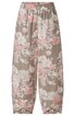 Weite Stoffhose in taupe mit großem mehrfarbigem Blumenmuster, elastischer Bund, gerades Bein, breite Umschlagbündchen unten