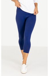 Damenleggings in dunklem Blau, einfarbig, knielang, enganliegend, ohne sichtbare Muster oder Verzierungen, getragen von stehender Person, elastischer Bund, sportlicher Stil