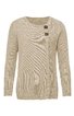 Beiger Damenpullover mit Rundhalsausschnitt, seitlicher Verzierung aus zwei dunklen Knöpfen, langärmlig, mit breiten Rippenstrickärmeln, gerade geschnittener Saum