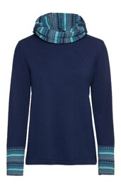 Langärmliges dunkelblaues Damenpullover, Stehkragen mit blau-türkis gestreiftem Muster, gleicher gestreifter Musterbesatz an den Ärmelenden, gerade geschnitten
