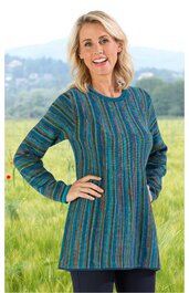 Langärmliger Pullover in Blau mit senkrechten, mehrfarbigen Streifen, Rundhalsausschnitt, gerade geschnitten, getragen von stehender Frau mit rechter Hand in der Hüfte, hüftlang