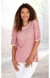 Rotes und weiß gestreiftes Kurzarmshirt mit Rundhalsausschnitt, weiße Saumabschlüsse, getragen von lächelnder Frau stehend, gerade Passform