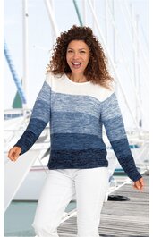 Pullover in Farbverlauf von Weiß über Hellblau zu Dunkelblau, langärmlig, Rundhalsausschnitt, gerader Schnitt, getragen von stehender lachender Person mit weißen Hosen auf Steg vor Booten