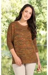 Locker sitzender Pullover in Braun mit mehrfarbiger melierter Optik, Rundhalsausschnitt, dreiviertellange Ärmel, getragen von stehender Frau, gerade geschnitten