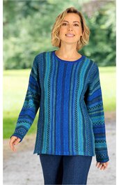 Langärmliges Pullover in Blautönen mit vertikalen Streifen und Muster, Rundhalsausschnitt, gerade geschnitten, getragen von stehender Frau mit leicht geöffneten Armen