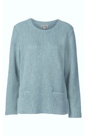 Hellblauer Pullover mit Rundhalsausschnitt, lange Ärmel, gerade geschnitten, zwei aufgesetzte Taschen vorne, ohne Muster