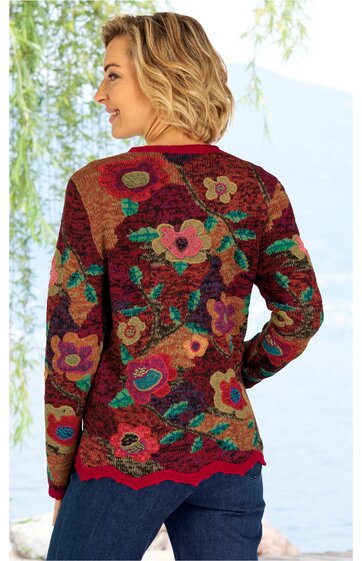 Pullover in bordeauxrot mit mehrfarbigem Blumenmuster, lange Ärmel, gerader Schnitt, am Saum gezackter Abschluss, getragen von Frau im Profil mit Blick nach links, kniehoch angeschnitten