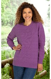 Lila Pullover mit horizontalen Streifenmuster, Rundhalsausschnitt, lange Ärmel, gerader Schnitt, getragen von lächelnder Frau in stehender Pose, kombiniert mit blauen Jeans