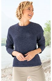 Dunkelblauer Pullover mit Rundhalsausschnitt, lange Ärmel, gerade Passform, getragen von lächelnder Frau mit kurzen blonden Haaren, beige Hose, stehende Pose, ohne sichtbare Muster