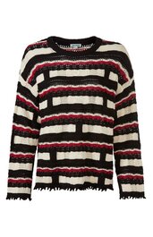 Langärmliger Pullover in Schwarz, Beige und Dunkelrot, gestreift mit Zopfmuster, gerader Schnitt, Rundhalsausschnitt, kleine Brusttasche vorne, Fransen an Saum und Ärmeln