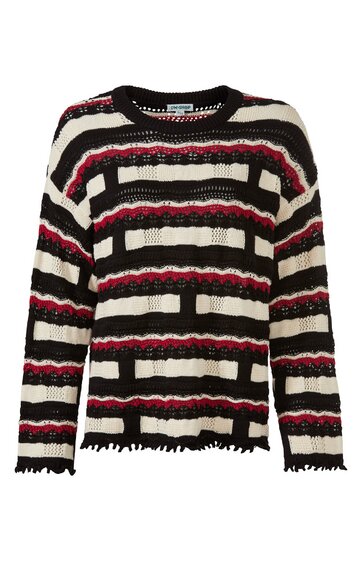 Langärmliger Pullover in Schwarz, Beige und Dunkelrot, gestreift mit Zopfmuster, gerader Schnitt, Rundhalsausschnitt, kleine Brusttasche vorne, Fransen an Saum und Ärmeln