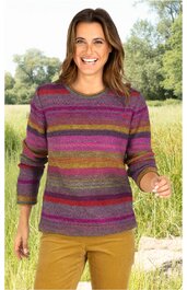 Langärmliger Pullover in Lila, Dunkelgrün, Orange und Grau gestreift, Rundhalsausschnitt, normale Passform, getragen von lächelnder stehender Frau vor natürlichem Hintergrund