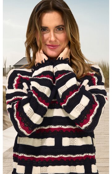 Pullover mit breiten horizontalen Streifen in Marineblau, Weiß und Rot, hoher Rollkragen, langärmlig, grob gestrickt, getragen von Frau mit schulterlangem Haar, Frontansicht