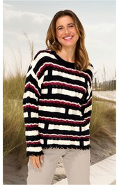 Pullover, gestreift in Schwarz, Weiß und Dunkelrot, mit Rundhals, lockere Passform, lange Ärmel, getragen von lächelnder stehender Frau vor Strandhintergrund