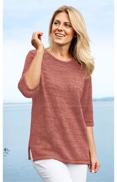 Damenpullover altrosa, unifarben, Rundhalsausschnitt, halblange Ärmel, seitliche Schlitze, lockere Passform, getragen von stehender Frau