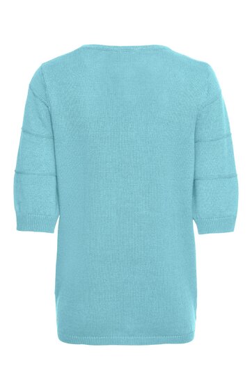 Hellblaues Pullover-Oberteil, einfarbig, gerade geschnitten, Rundhalsausschnitt, dreiviertellange Ärmel, ohne sichtbare Verzierungen oder Muster