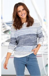 Langärmliger Pullover in Weiß mit blauem horizontalem Streifenmuster, Rundhalsausschnitt, gerade geschnitten, getragen von stehender Frau mit einer Hand in der Hosentasche