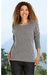 Grau-melierter Langarm-Pullover mit rundem Ausschnitt, regular Fit, getragen von lächelnder Frau mit lockigen Haaren, stehende Pose, gerippte Ärmelabschlüsse
