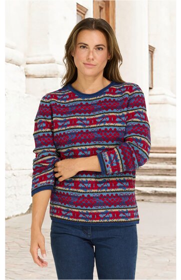 Pullover in Dunkelblau mit Rot und Hellblauen geometrischen Mustern, Rundhalsausschnitt, lange Ärmel, gerade geschnitten, getragen von stehender Frau, normale Passform