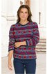 Pullover in Dunkelblau mit Rot und Hellblauen geometrischen Mustern, Rundhalsausschnitt, lange Ärmel, gerade geschnitten, getragen von stehender Frau, normale Passform