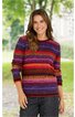 Bunter Pullover mit horizontalen Streifen in Lila, Rot, Rosa, Blau und Schwarz, gemustert mit Zickzack- und Linienmotiven, Rundhalsausschnitt, lange Ärmel, getragen von lächelnder Frau stehend