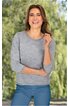 Grauer Pullover mit feinem horizontalem Streifenmuster, rundem Halsausschnitt, 3/4-Ärmel, getragen von stehender lächelnder Frau, gerade geschnitten