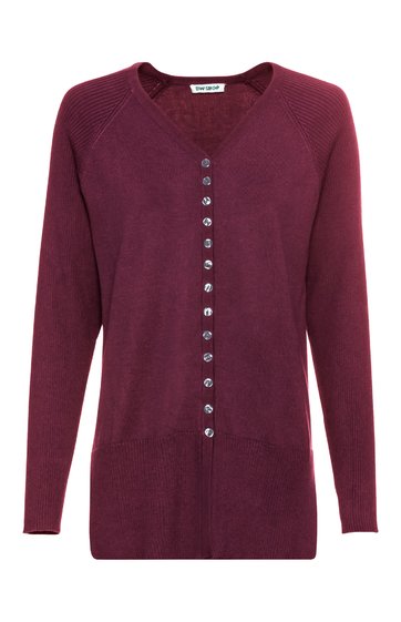 Strickjacke in bordeauxrot, ohne Muster, V-Ausschnitt, durchgehende Knopfleiste mit silberfarbenen Knöpfen, lange Ärmel, gerade geschnitten, zwei Eingrifftaschen vorne