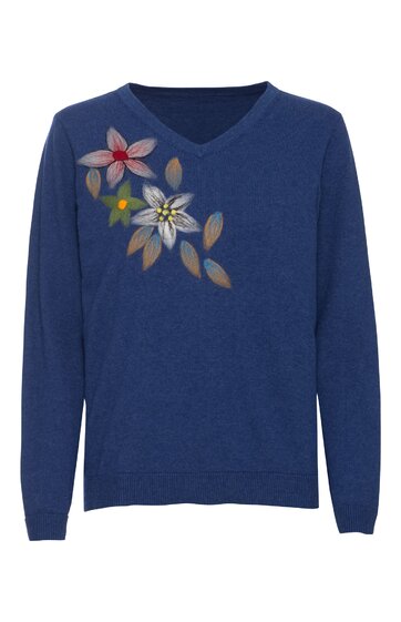 Dunkelblauer Pullover mit V-Ausschnitt, linke Brustseite mit Stickerei aus zwei großen Blumen in Rot und Weiß mit grünen und braunen Blättern, lange Ärmel, schmal geschnitten
