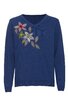 Dunkelblauer Pullover mit V-Ausschnitt, linke Brustseite mit Stickerei aus zwei großen Blumen in Rot und Weiß mit grünen und braunen Blättern, lange Ärmel, schmal geschnitten
