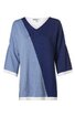 Damenpullover in Hellblau und Dunkelblau mit diagonalem Farbverlauf, V-Ausschnitt, 3/4-lange Ärmel, weiße Bündchen an Ärmeln und Saum