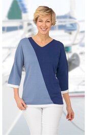 Langarmshirt für Damen in dunkelblau und hellblau, diagonaler Farbblock, V-Ausschnitt, weiße Kanten an den Ärmeln, getragen von stehender lächelnder Frau, lockere Passform