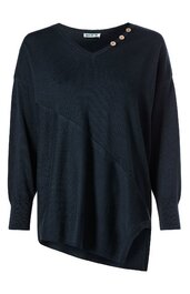 Dunkelblauer Pullover mit asymmetrischem Saum, V-Ausschnitt mit drei goldfarbenen Knöpfen rechts, lange Ärmel mit breiten Bündchen, lockere Passform