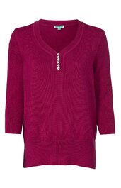 Kuscheliger Pullover in kräftigem Purpurrot, unifarben, Rundhalsausschnitt mit Knopfleiste, 3/4-Ärmel, gerippte Bündchen an Ärmeln und Saum
