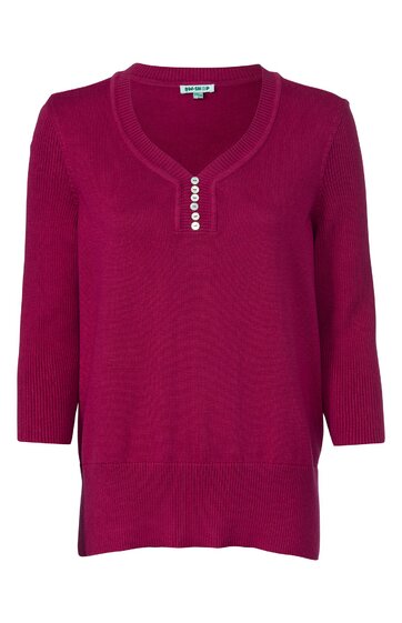 Kuscheliger Pullover in kräftigem Purpurrot, unifarben, Rundhalsausschnitt mit Knopfleiste, 3/4-Ärmel, gerippte Bündchen an Ärmeln und Saum