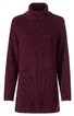 Dunkelweinroter Rollkragenpullover, gerade geschnitten, langärmlig, feines Rippenstrickmuster, ohne zusätzliche Verzierungen