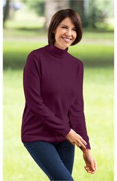 Damenpullover in dunklem weinrot, ohne Muster, mit Stehkragen, lange Ärmel, getragen von lächelnder Frau im Sitzen, enganliegend, elastisch