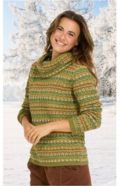 Grün-beiger Pullover mit mehrfarbigem Norwegermuster, hoher Rollkragen, lange Ärmel, gerade geschnitten, getragen von lächelnder stehender Frau mit verschränkten Armen