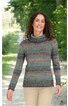 Langärmliger Rollkragenpullover mit horizontalem Streifenmuster in Grautönen, Blau, Grün und Braun, taillierte Form, getragen von stehender Frau, passt zu beiger Hose