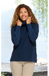 Dunkelblauer Pullover mit Rollkragen, lange Ärmel, gerader Schnitt, getragen von stehender Frau, ohne Muster
