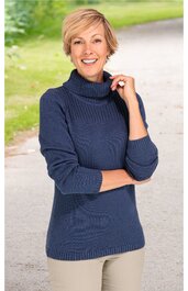 Strickpullover in Marineblau, gerippter Rollkragen, lange Ärmel, gerader Schnitt, getragen von lächelnder Frau mit kurzem blonden Haar, stehende Pose, Outdoor-Hintergrund