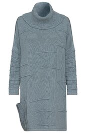 Hellgrauer Pullover mit Rollkragen, feinem Muster aus diagonalen Einschnitten, lange Ärmel mit horizontalen Linien, locker geschnitten, knielang
